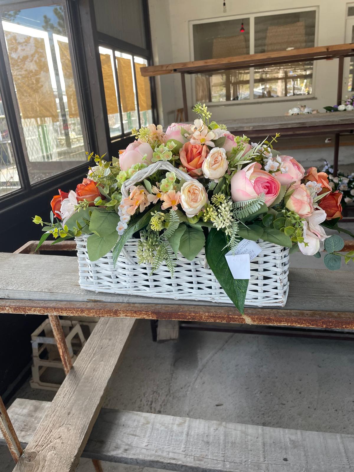 Košara od svilenih ruža — Tera cvjećarna