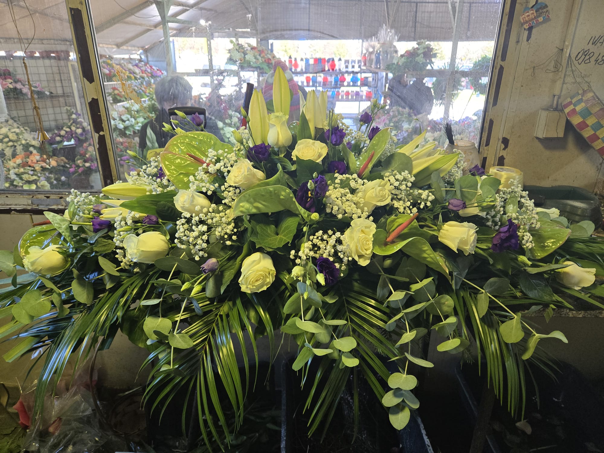 Premium prigodni vijenac s mješovitim sezonskim cvijećem — Tera cvjećarna