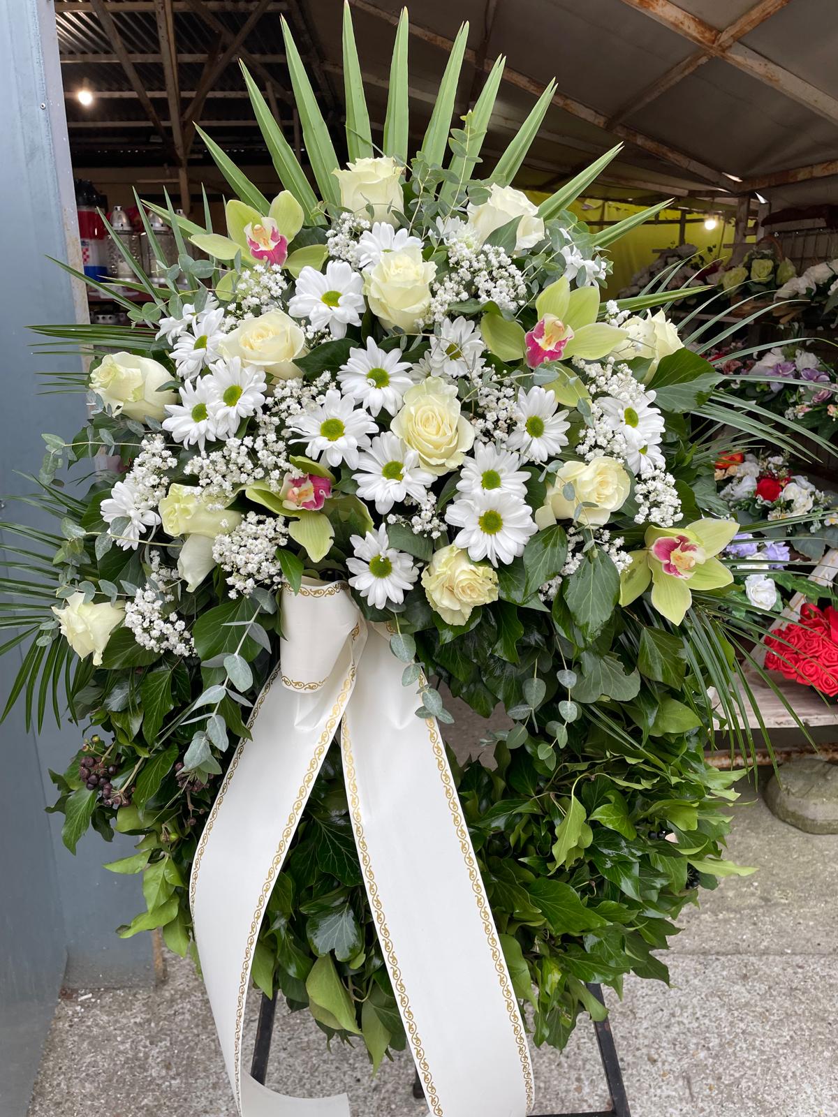 Vijenac u obliku srca od svježeg cvijeća — Tera cvjećarna